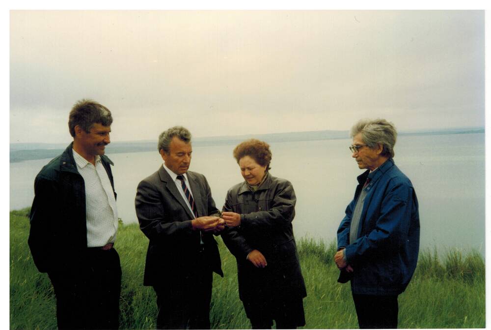 Цветное фото. А.Х.Хакимов с родственниками на озере Аслыкуль.