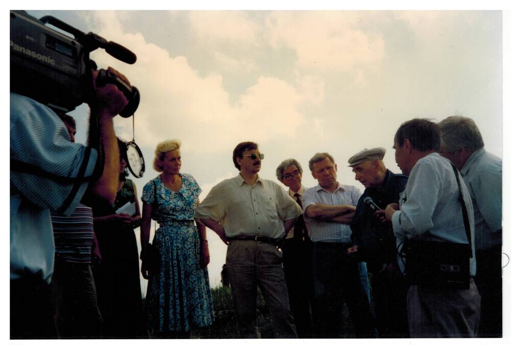 Цветное фото. Ахияр Хакимов в составе делегации давлекановцев принимает Амирхана Еники. 1997