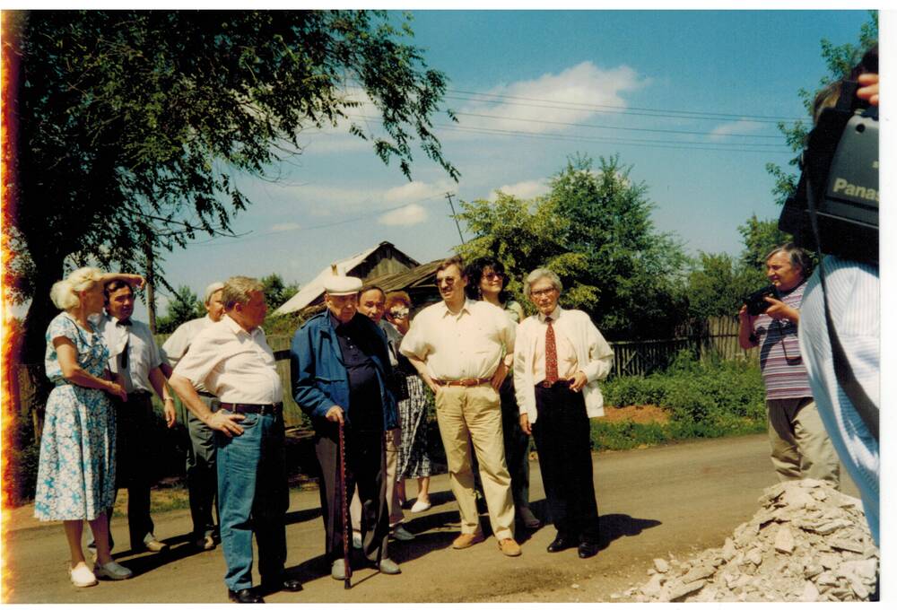 Цветное фото. Ахияр Хакимов в составе делегации давлекановцев принимает Амирхана Еники. 1997