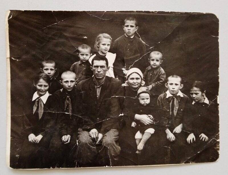 Фотография. Фотграфия семьи Гараева Ахметвали Гараевича, черно-белая. На середине Ахметвали с женой Рашидой (мать 12 детей). Приблизительно 1950 годов.