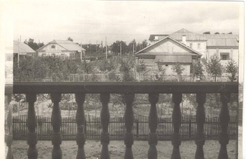 Фото. Снимок с балкона заводоуправления ВДК г. Волжск,ул. Заводская. 1950г.