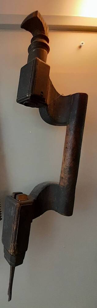 Коловорот - ручной инструмент для сверления отверстий, начало ХХ века.