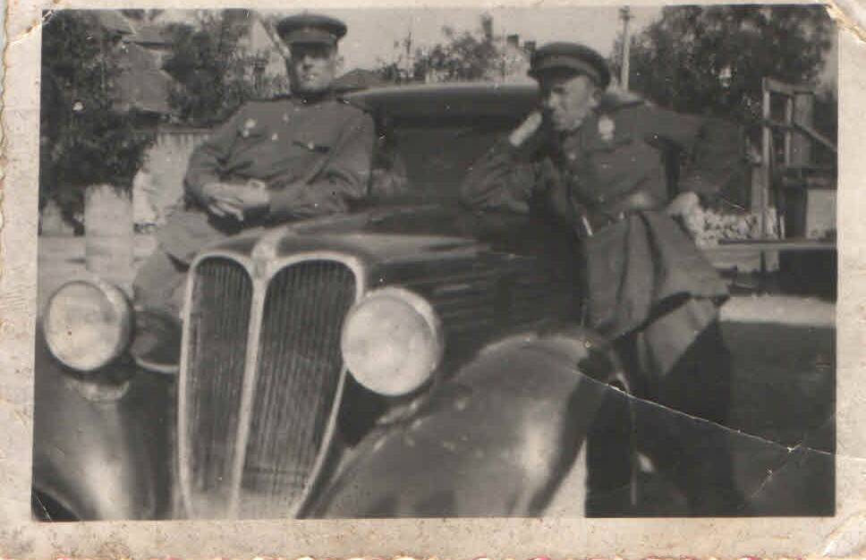 Фото. Моисеев Алексей Михайлович (справа) с другом около машины; командир стрелковой части, участник Пражской операции