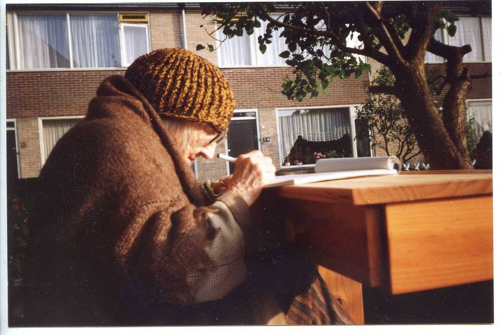 Фотография. Эйнхаузен, Голландия. У Хани. А.И. Цветаева пишет свой ежевечерний дневник, июль 1992 г.