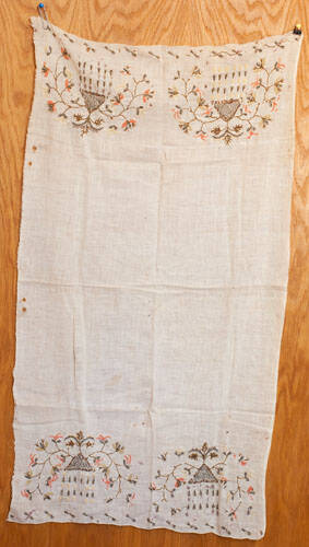 Полотенце декоративное с вышивкой. Принадлежало А. С. Эфрон. 