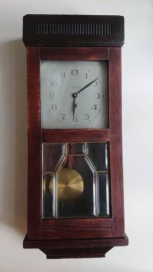 Часы настенные в деревянном корпусе с 2 окнами. Принадлежали Е.Я. Эфрон.