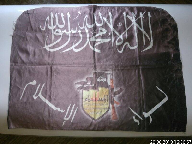 Флаг чёрный с арабскими надписями (на белой атласной ткани).