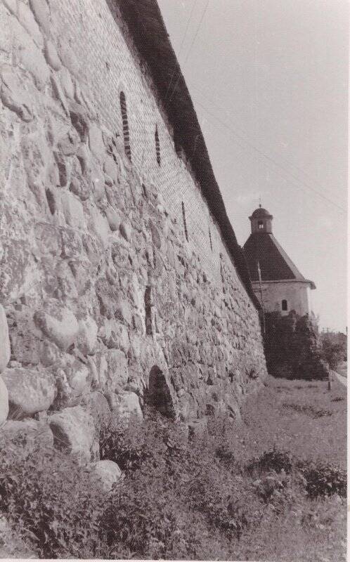Крепостная стена Соловецкого монастыря между Корожной и Успенской башнями. Фотография.