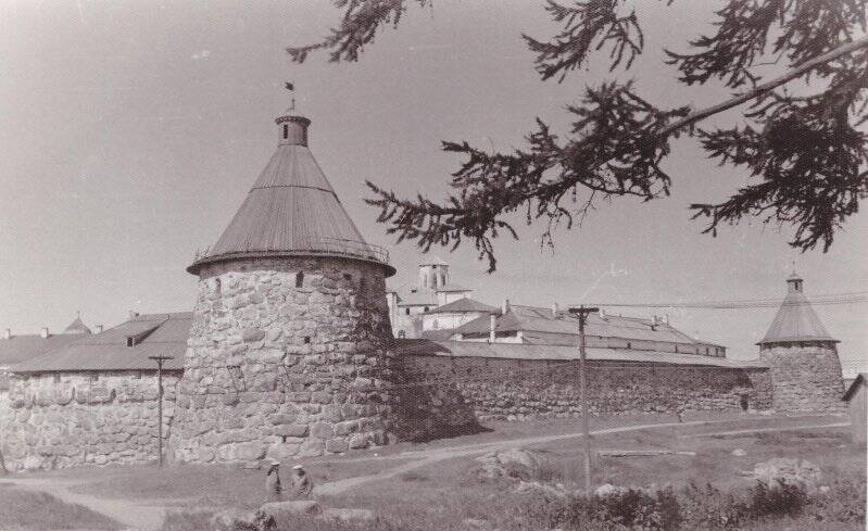 Сушило и юго-восточная стена Соловецкой крепости с башнями Белой и Архангельской. Фотография.