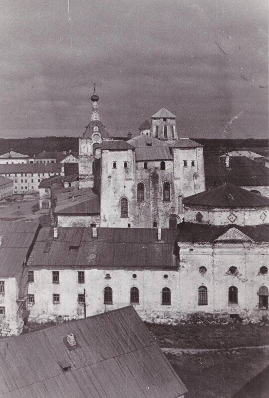 Центральный комплекс Соловецкого монастыря. Вид с южной стороны, из бойницы третьего яруса Белой башни. Фотография.
