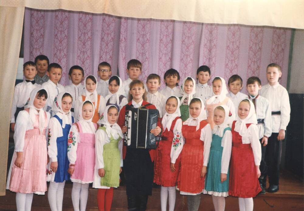 Фото. Танцевальный коллектив Чуманкасинской средней общеобразовательной школы.