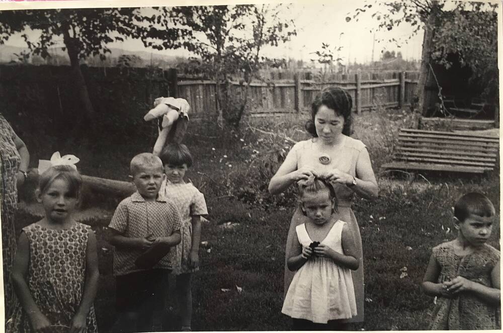 Фото черно-белое. Племянница Ахмет-Заки Валиди Зайтуна Габдрауфовна на работе в садике №6 г.Ишимбай.  1960-е годы.
