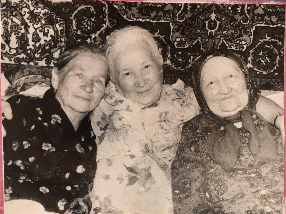Фото черно-белое. Родственники Ахмет-Заки Валиди Нажия Габдрауфовна, Роза Габдрауфовна, Сара Ахметшаховна. 1980 год.