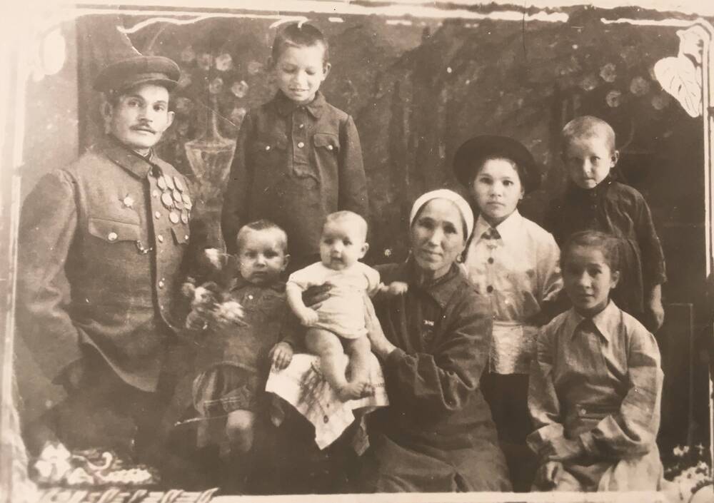 Фото черно-белое. Племянница Ахмет-Заки Валиди Закия с мужем Сагитьяном и детьми. 1947 год