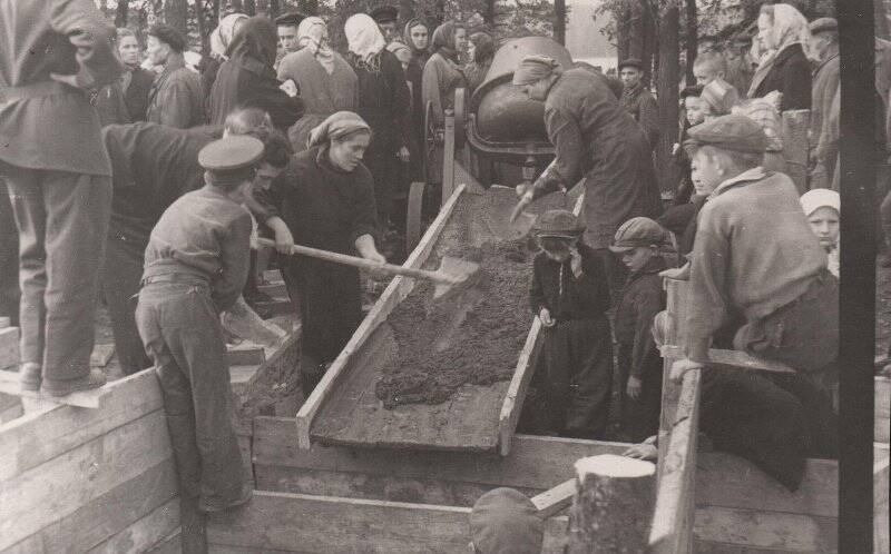 Фотография. Фотография Нецветаева А.В. закладка клуба линейно-механического завода.