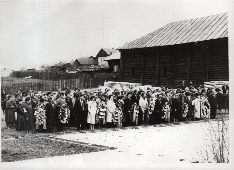 Фотография. Группа рабочих и служащих мех. завода.