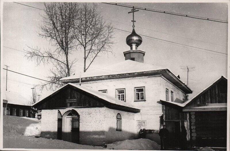 Фотография. Фотография. Древне-православная церковь в г. Очер перед освещением.