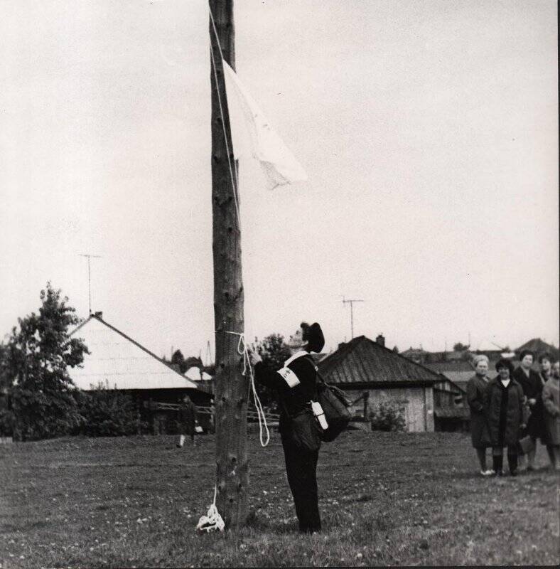 Фотография. Соревнование сандружин, поднятие флага.