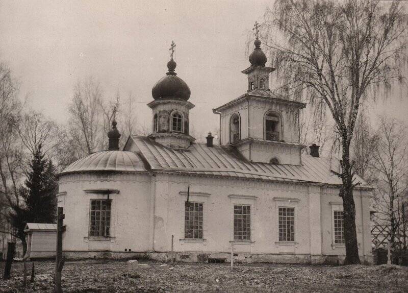 Фотография. Фотография. Кладбищенская церковь Александра Невского зав. Очер.