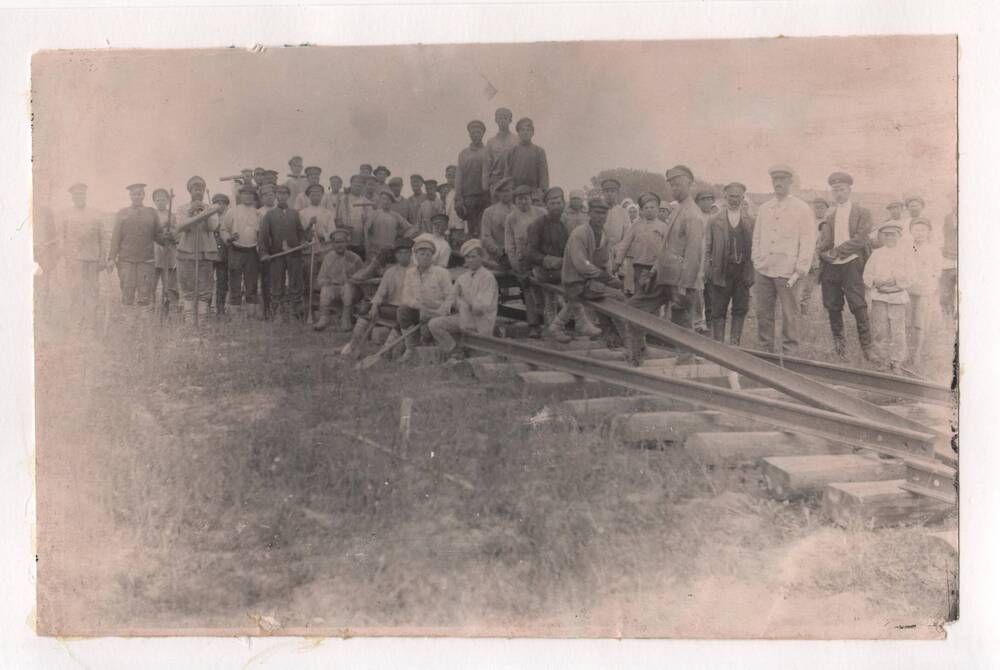 ФОТОГРАФИЯ Строители железнодорожной ветки Кудьма-Кожевенное, 1920г.