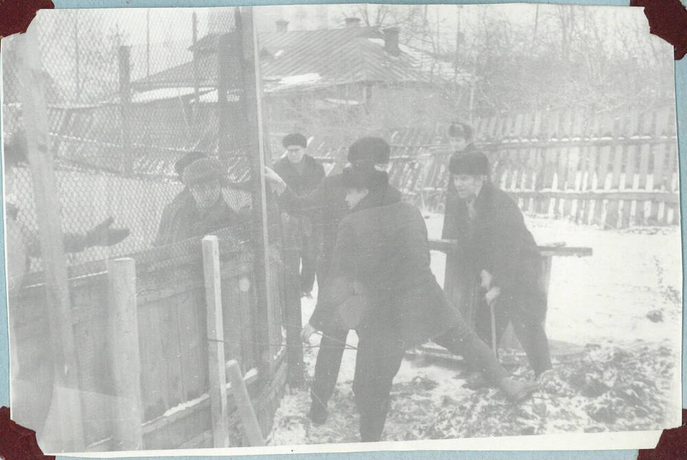 Фотография групповая. Родители спортсменов на благоустройстве спортивной площадки