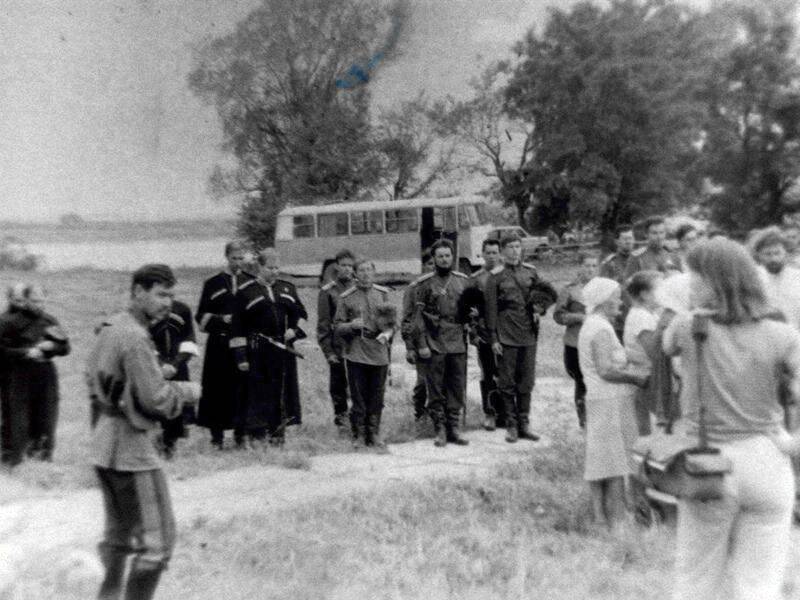 Негатив Молебен. Современные казаки. Униформированный поход на Монастырское урочище