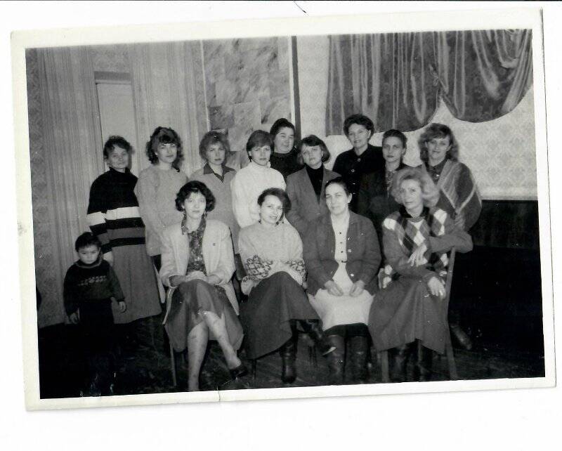 Фотография черно-белая групповая. На ней запечатлены педагоги Черноморской детской музыкальной школы