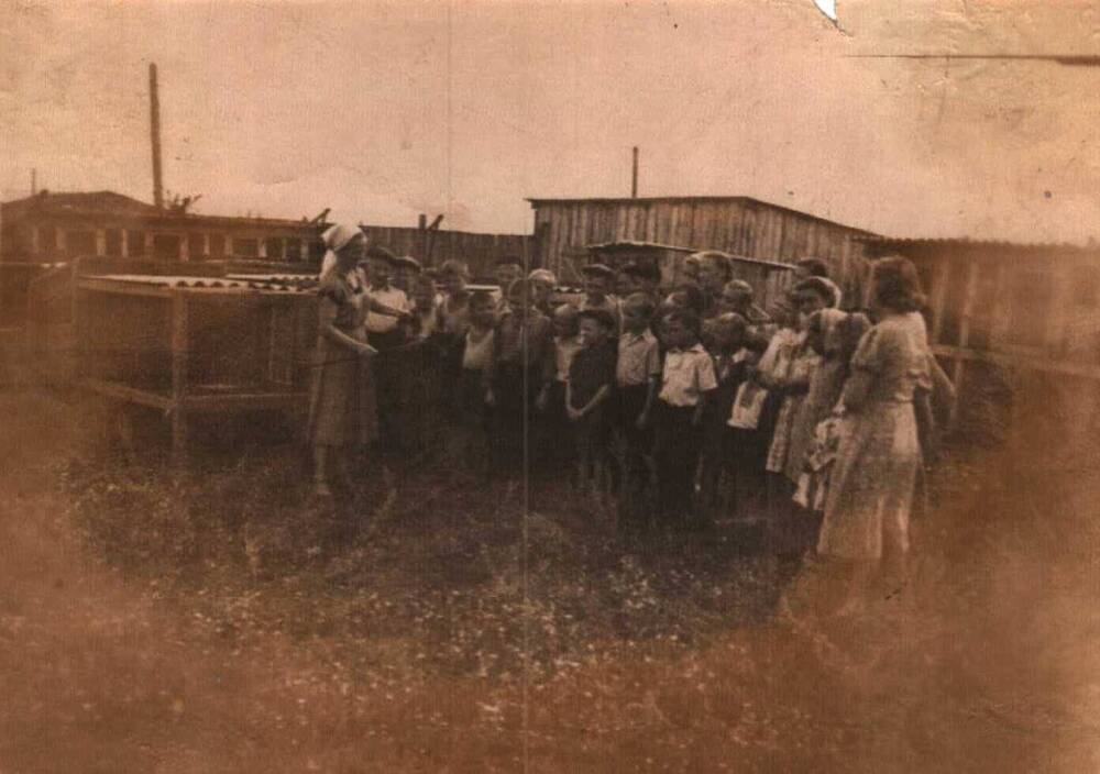 Фото групповое. Экскурсия пионеров в заготконтору, 1958 г.