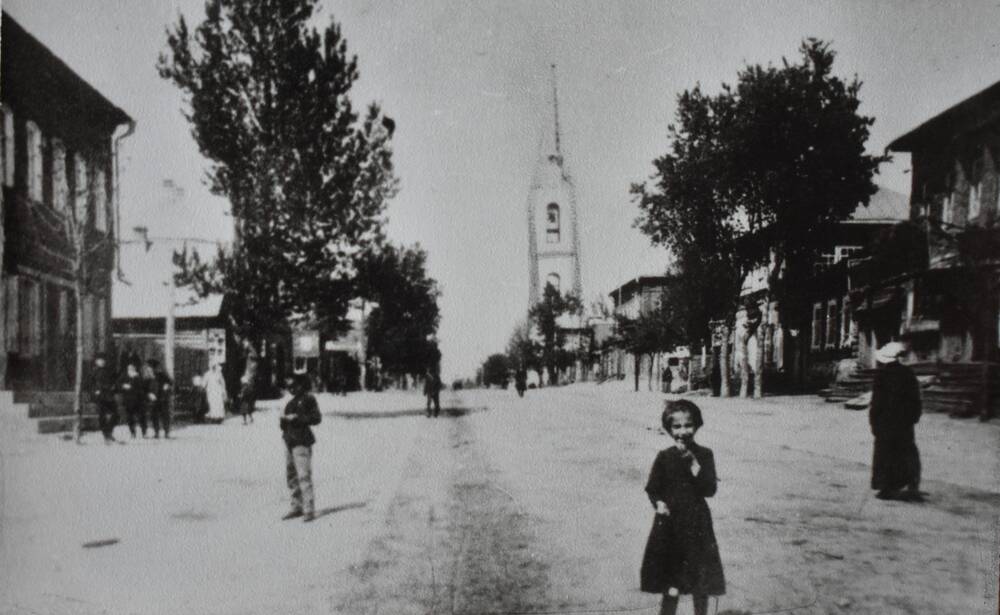Фотография. Г. Жиздра. Центральная  улица- Калужская- вдали Казанская церковь 1915 год