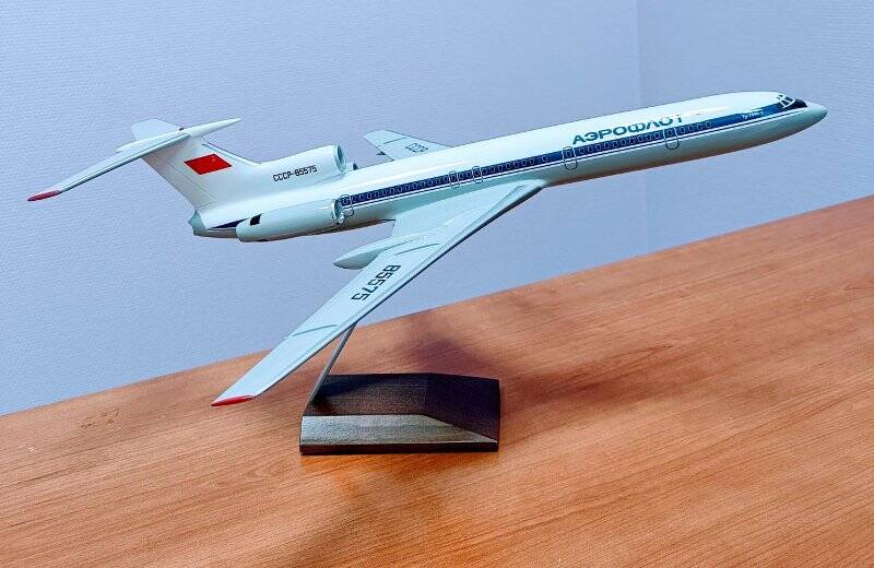 Модель самолета «Ту-154 Б-2», на подставке.