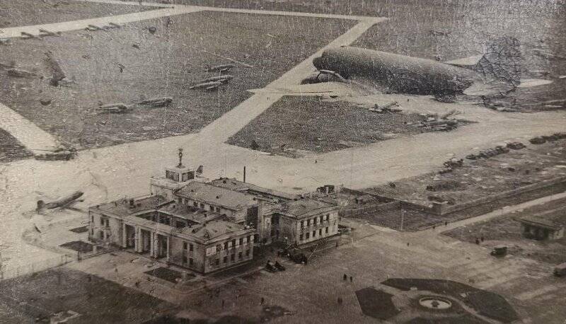 Пассажирские самолеты приземляются в Московском центральном аэропорту Внуково. 1946 г.