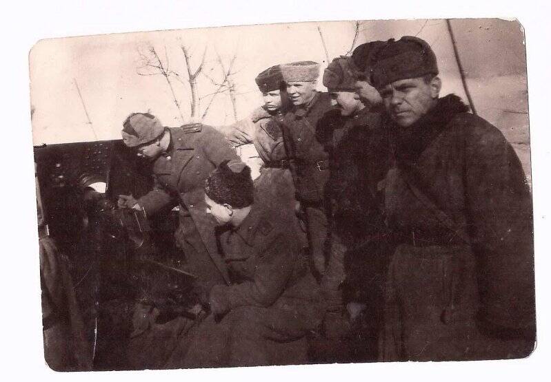 Фотография. Коршунов А.Н. с боевыми товарищами у пушки.