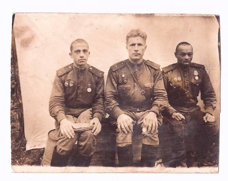 Фотография. Портрет групповой солдат, среди них Кобылко И.Ф.