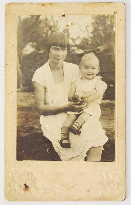 Фотография. Л. Е. Шумилина с дочерью.