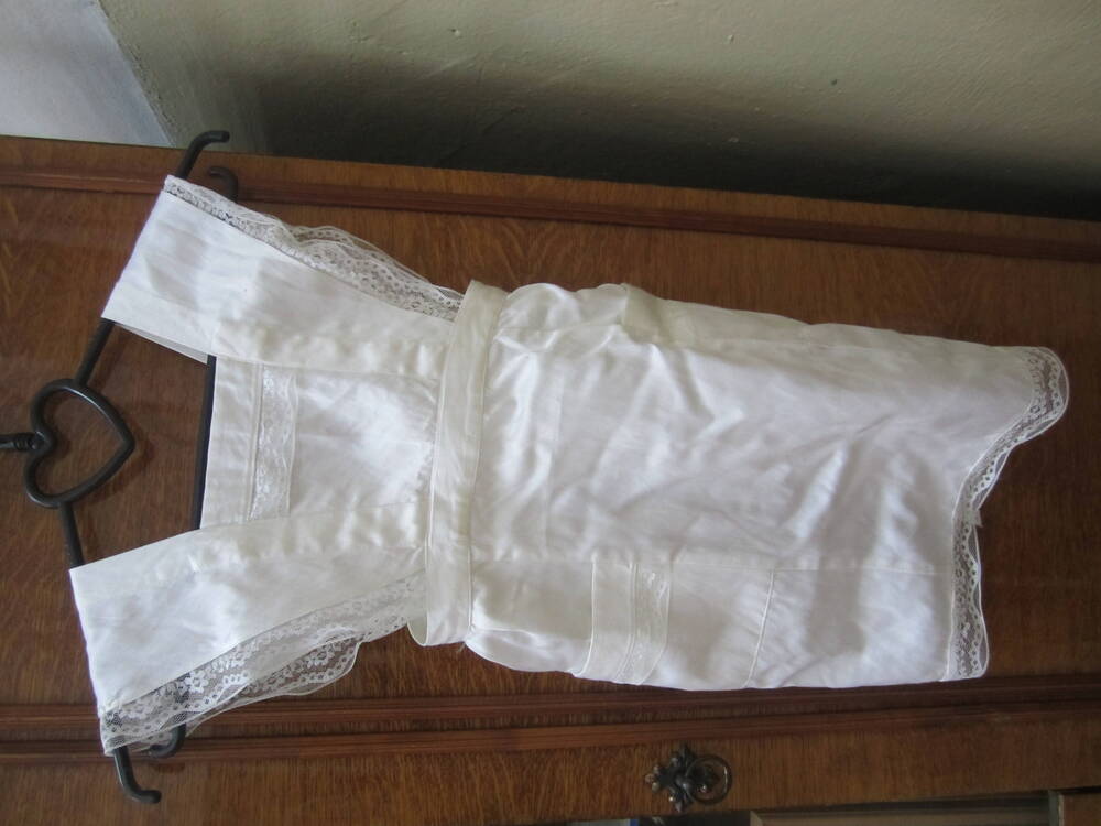 Фартук белый для школьного платья.Отделан кружевами, два накладных кармана. 1970-е гг. Ткань.