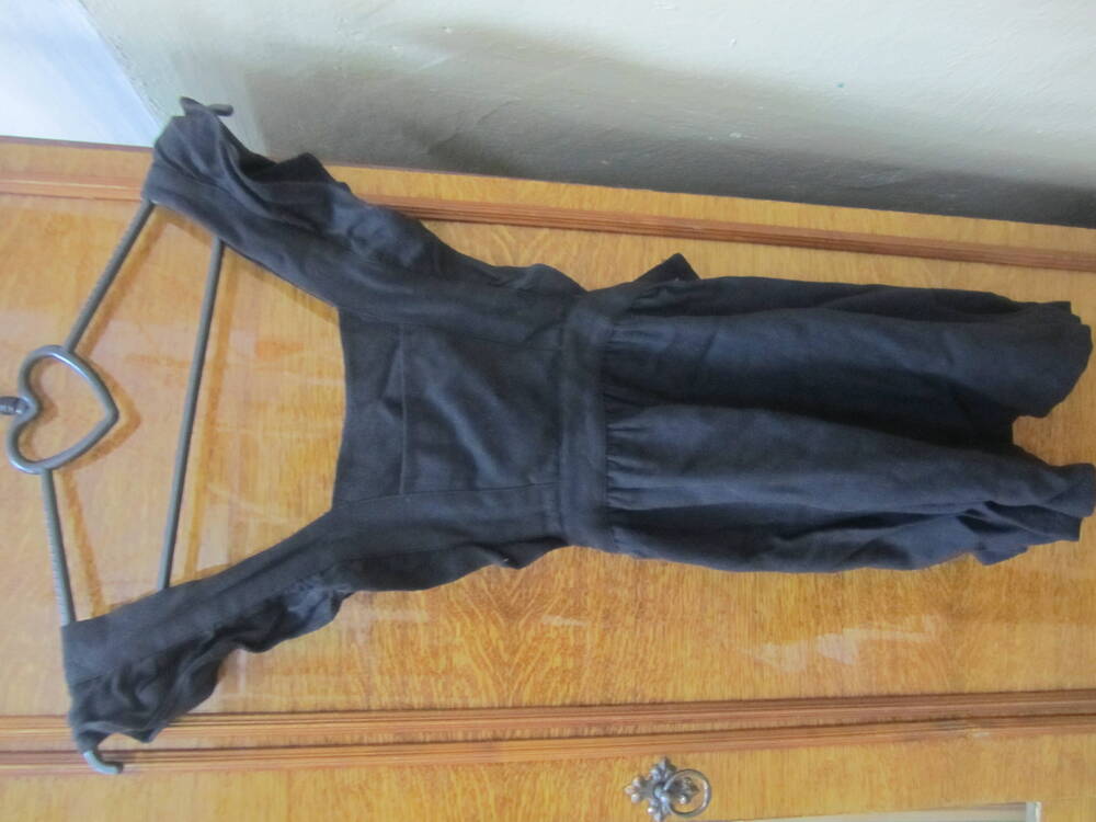 Фартук чёрный для школьного платья.Отделан кружевами. 1970-е гг. Ткань.