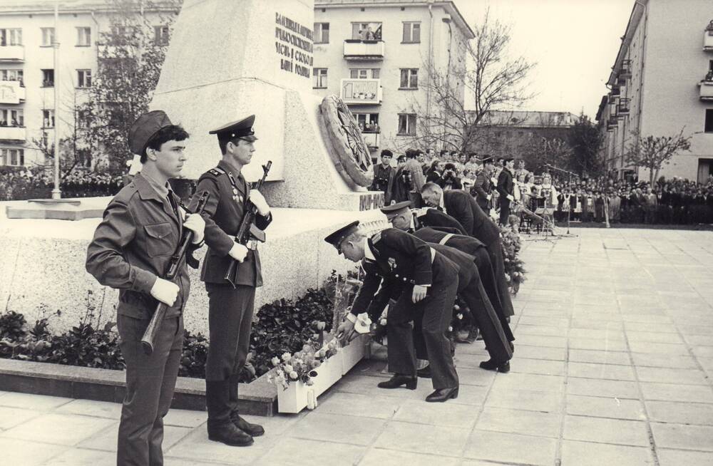 Фотография «Возле Вечного огня. Президиум. Празднование 40-летия Победы в городе»