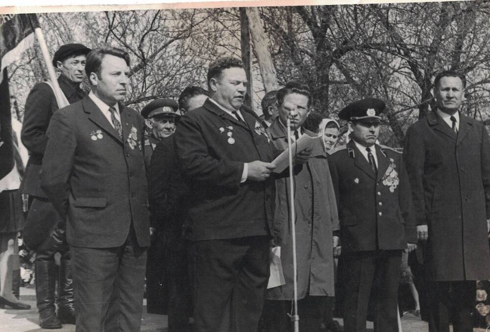 Фотография черно - белая, празднование дня Победы, 1975 год.