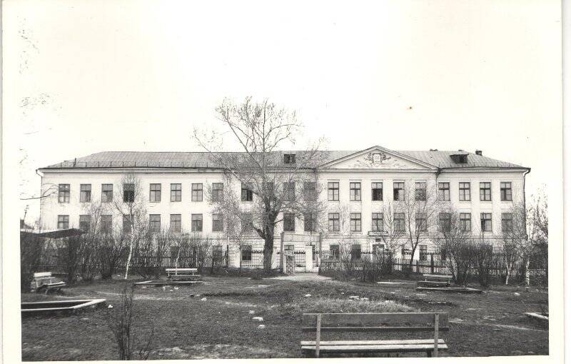 фотография. Здание школы № 2 им. Н. Островского и сквер перед школой