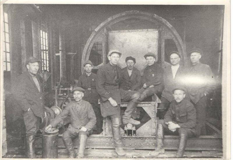 фотокопия. Рабочие токарного цеха Александровского механического завода в 1930-е годы