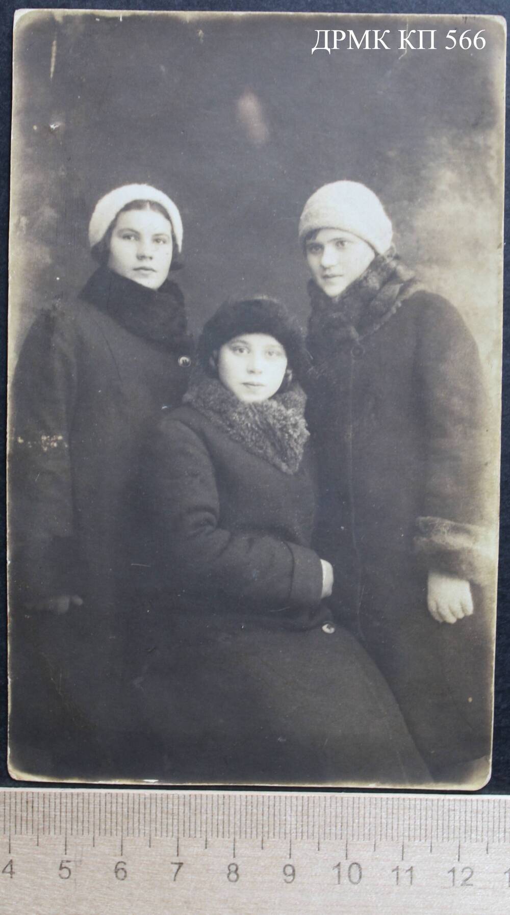 Фото групповое поясное ч/б, первая слева – Бурденкова Клавдия Дмитриевна