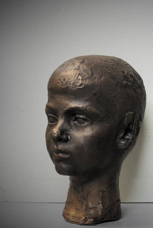 Скульптура Голова мальчика.