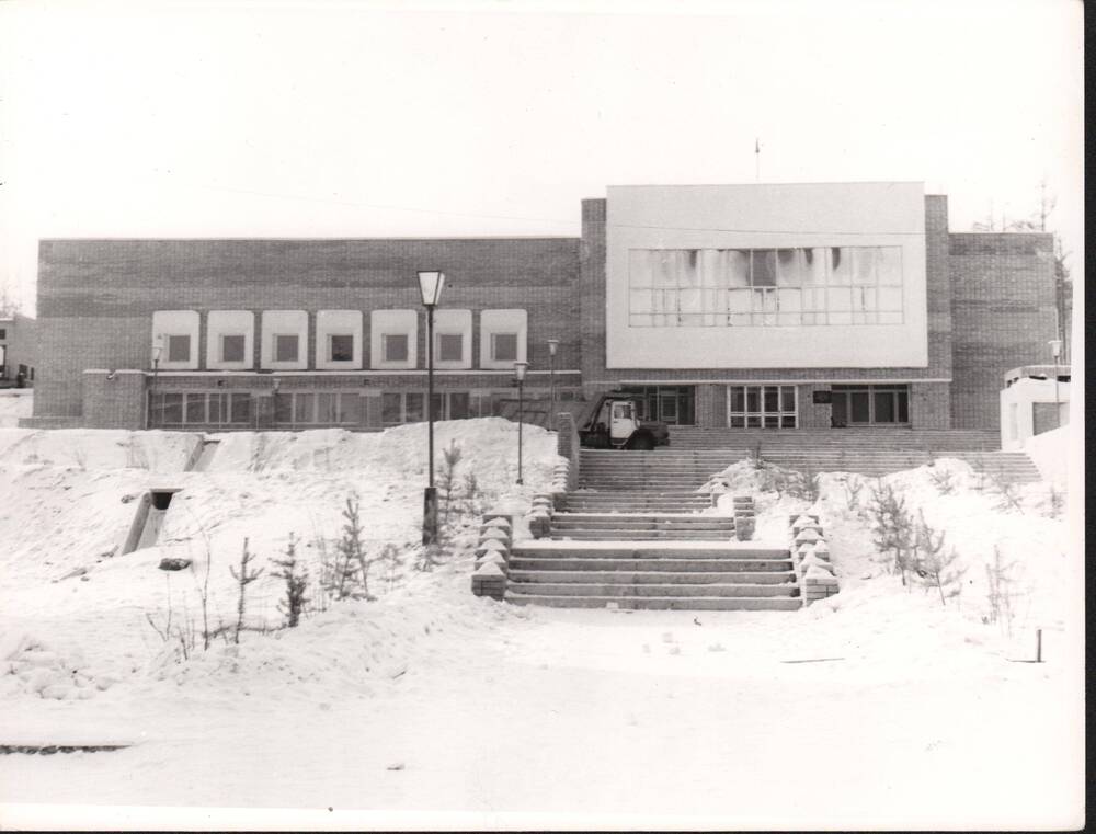 Фото видовое: здание культурно-общественного центра на станции Тутаул,1987 г.