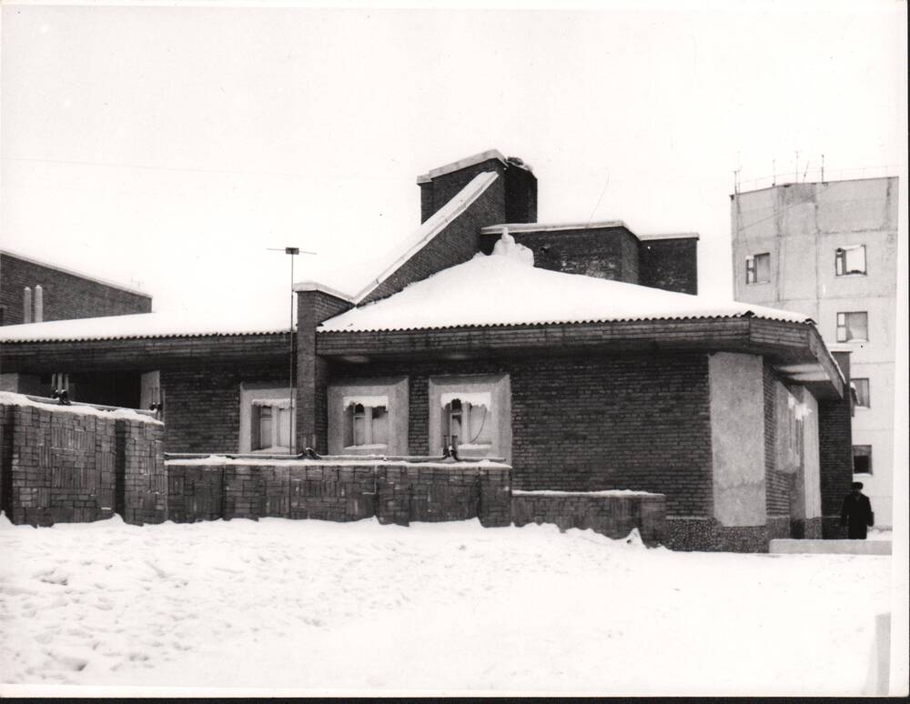 Фото видовое: здание банно-прачечного комбината на станции Тунгала, 1988 год.