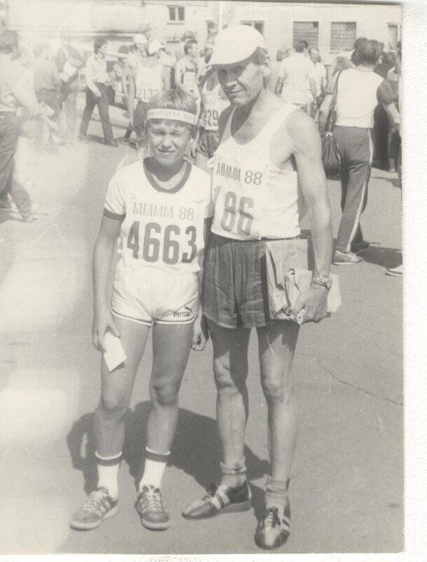 Фотография черно-белая. Левченко Ю.А. с сыном на Московском международном марафоне мира
