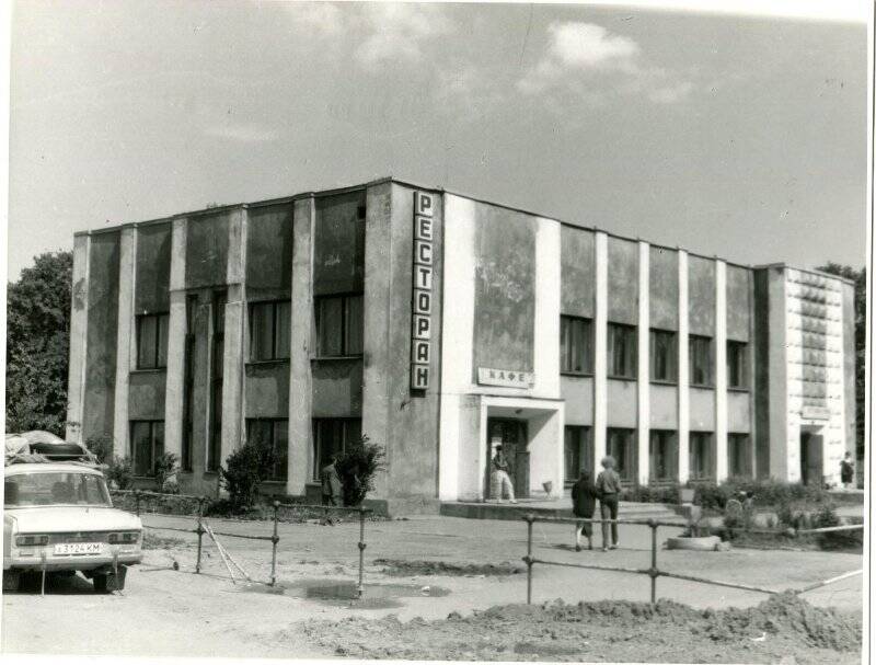 Фотография ч/б. Фотография.  Здание столовой и  ресторана Колос, постройка 1981г. Фото 1987г.