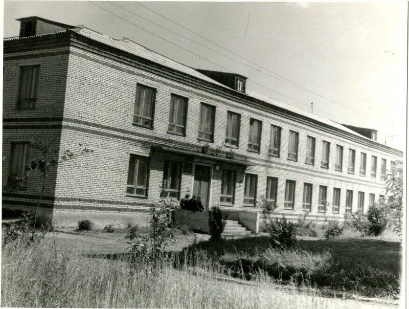 Фотография ч/б. Фотография. Учебный корпус СПТУ - 43, открытого в 1963г.  Фото 1987г.