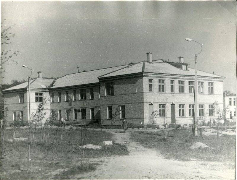Фотография ч/б. Фотография. Здание Кадниковской районной поликлиники. 1987г.