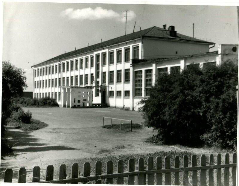Фотография ч/б. Фотография. Здание Кадниковской средней школы, построенное в 1965г. Фото 1987г.