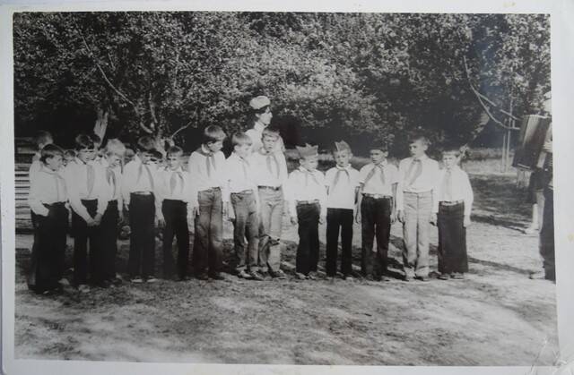 Фотография. Сюжетная. Выступление  пионерского отряда на торжественном открытии лагерной смены в лагере «Чайка».